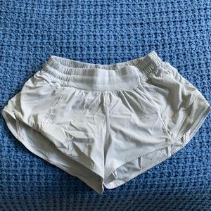 White lululemon shorts hotty hot 2.5”